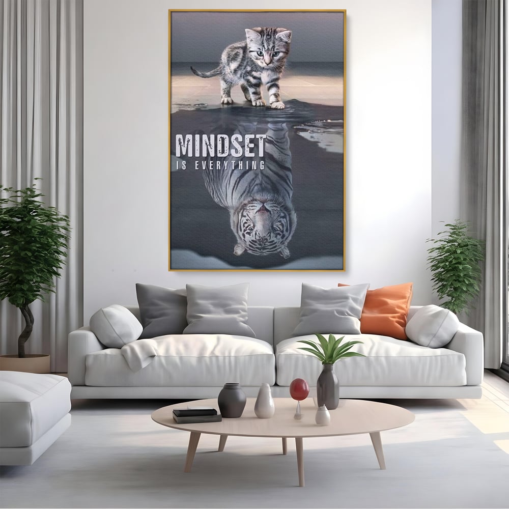 Tablou canvas cu tablou canvas cu pisoi si reflexie de tigru, in rama de aluminiu auriu, pe perete intr-un living